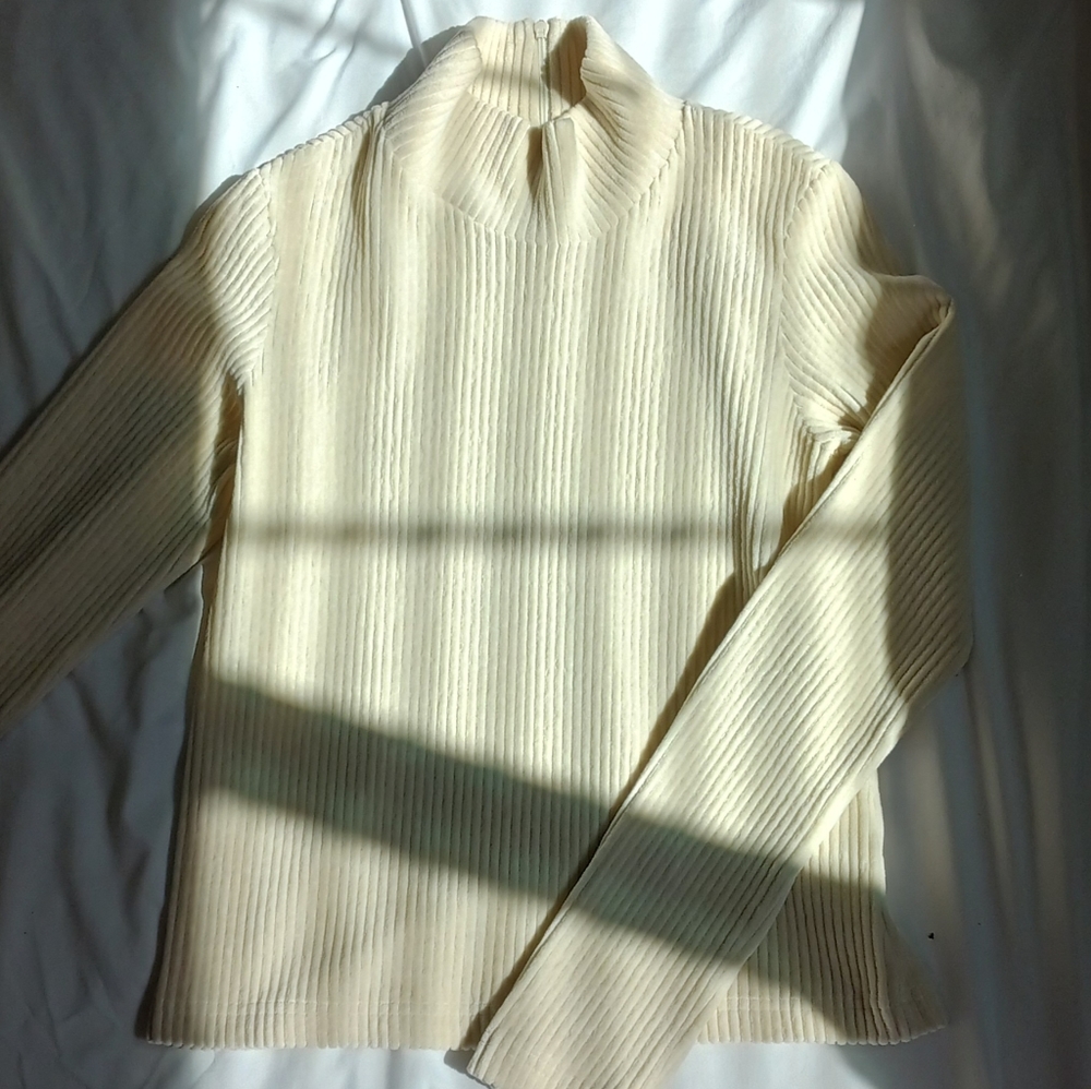 Very pale yellow ribbed turtle neck size small in women's